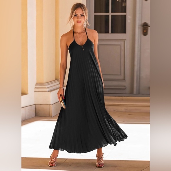 Halter Neck Maxi Dress in a Pleated Style - Picture 3 of 5